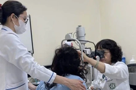 Bác sĩ chuyên khoa Mắt - Bệnh viện Bạch Mai thăm khám cho người bệnh.