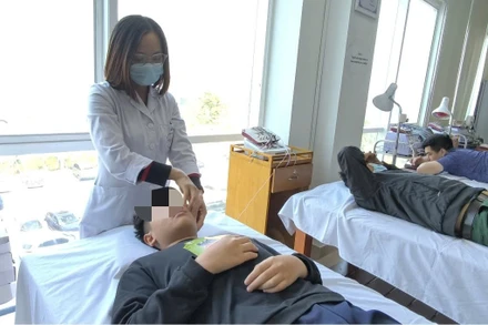 Bác sĩ can thiệp cho người bệnh.