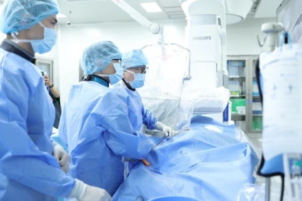 Thực hiện cấy máy tạo nhịp không dây thế hệ mới cho bệnh nhân.