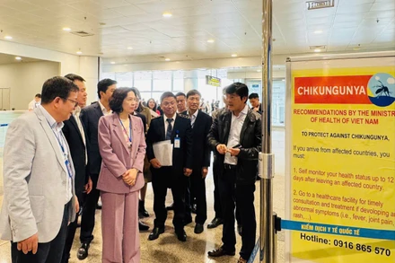 Thứ trưởng Nguyễn Thị Liên Hương đi giám sát công tác phòng, chống dịch bệnh trong dịp Tết Nguyên đán tại Cảng hàng không quốc tế Nội Bài (Hà Nội).