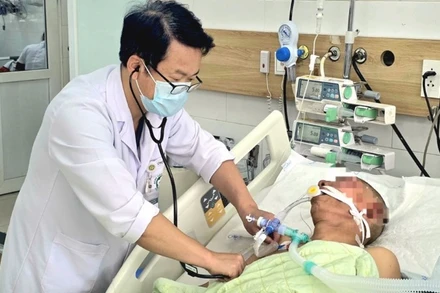 Bác sĩ Trung tâm Chống độc, Bệnh viện Bạch Mai đang điều trị tích cực cho người bệnh.