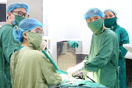 Các bác sĩ cân não phẫu thuật cho bệnh nhi.