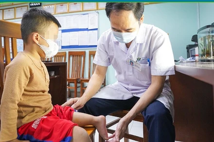 Tiến sĩ, bác sĩ Hoàng Hải Đức – Trưởng Khoa Chỉnh hình, Bệnh viện Nhi Trung ương, thăm khám cho bệnh nhi sau ca phẫu thuật xoay cẳng chân 180 độ.