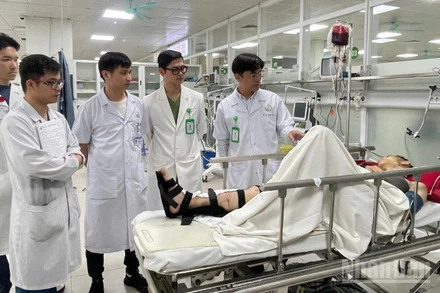 Tiến sĩ, bác sĩ Cao Mạnh Thấu, Phó Trưởng khoa Phẫu thuật và Ung bướu, Bệnh viện Hữu nghị Việt Đức (phải) cùng tour trực hội chẩn trường hợp bệnh nhân chấn thương do tai nạn giao thông. 
