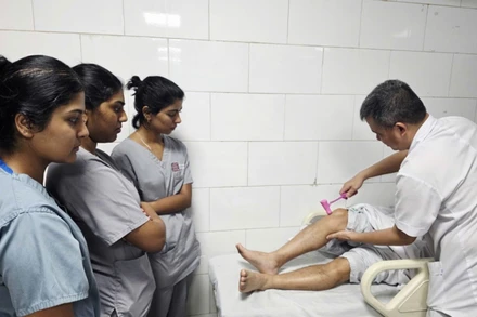 Tiến sĩ, bác sĩ Nguyễn Trung Nguyên - Giám đốc Trung tâm Chống độc, Bệnh viện Bạch Mai kiểm tra phản xạ của các bệnh nhân ngộ độc cá chình.