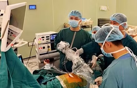 Tiến sĩ, bác sĩ Ngô Gia Khánh và Thạc sĩ, bác sĩ Đồng Minh Hùng, Khoa Phẫu thuật Lồng ngực và Mạch máu, Bệnh viện Bạch Mai tiến hành mổ nội soi dưới mũi ức cắt kén khí phổi hai bên cho người bệnh.