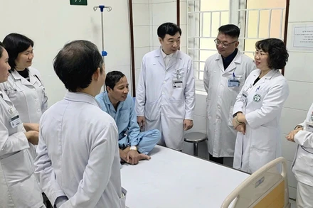 Các bác sĩ Khoa Mắt và phòng Viêm gan Virus hội chẩn trước khi bệnh nhân xuất viện.