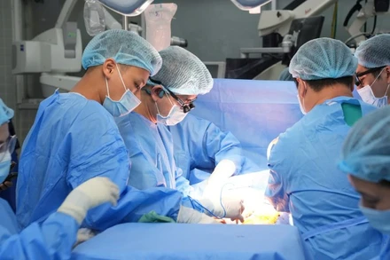 Các bác sĩ tiến hành ghép cho người nhận. 