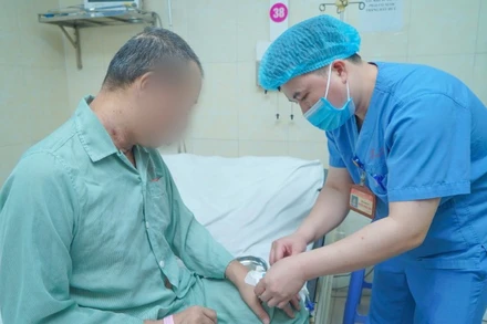 Bác sĩ thăm khám cho người bệnh trước khi ra viện. 