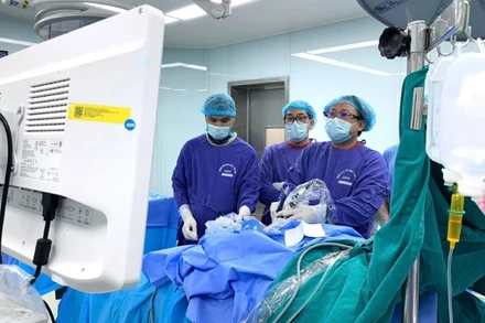 Bác sĩ Nguyễn Vũ can thiệp cho bệnh nhân. 