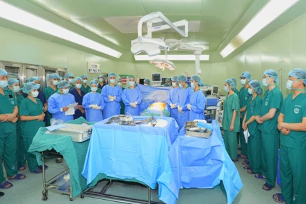 Các bác sĩ kính cẩn nghiêng mình trước nghĩa cử cao đẹp của người hiến tạng. (Ảnh: BVCC)