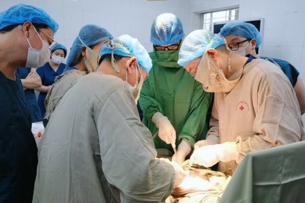 Các bác sĩ tiến hành phẫu thuật lấy thai và loại bỏ khối u cho sản phụ. 