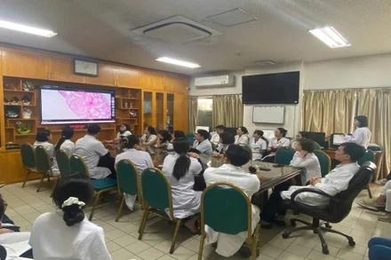 Cuộc hội chẩn giữa các bác sĩ lâm sàng và bác sĩ giải phẫu bệnh.