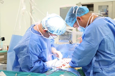 Bác sĩ tiến hành ghép gan cho người bệnh.