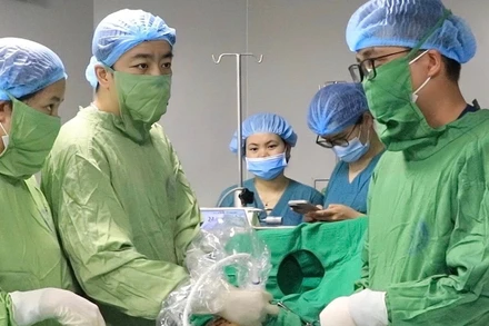 Ê-kíp tiến hành kỹ thuật dẫn lưu màng phổi thai nhi trong buồng tử cung. 