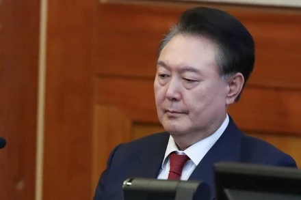 Cựu Tổng thống Hàn Quốc Yoon Suk Yeol trong phiên điều trần tại phiên tòa luận tội liên quan đến việc áp đặt thiết quân luật ở Seoul. (Ảnh: THX/TTXVN)