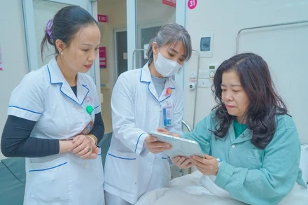 Bệnh nhân có thể xem hồ sơ bệnh án của mình bằng các thiết bị điện tử ngay tại giường bệnh.