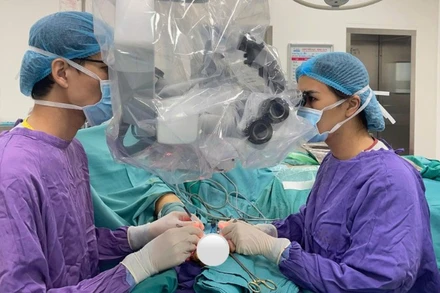 Phẫu thuật tạo hình-vi phẫu ngón tay cho người bệnh. 