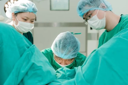 Bác sĩ phẫu thuật cho bệnh nhân. 