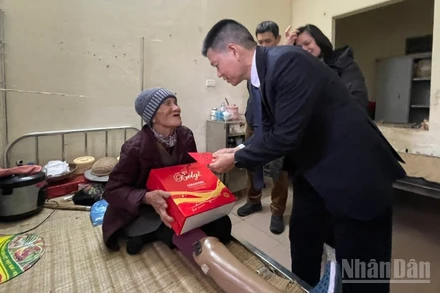 Phó Giáo sư, Tiến sĩ Lê Hữu Doanh, Giám đốc Bệnh viện Da liễu Trung ương thăm hỏi bệnh nhân phong phải nằm điều trị tại phòng bệnh. 