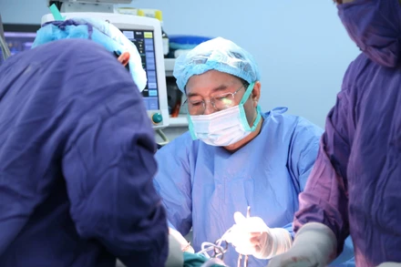 Các bác sĩ phẫu thuật cho bệnh nhân.