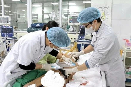 Chăm sóc cho bệnh nhân sau phẫu thuật. 