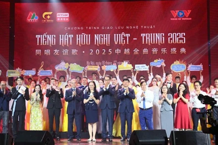 Các đại biểu chúc mừng chương trình giao lưu nghệ thuật.