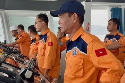 Tàu SAR 631 khẩn trương hành trình đến hiện trường để tìm kiếm cứu nạn.