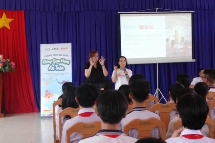 Sự đồng hành của tập đoàn SCG được thể hiện một cách đa dạng và toàn diện thông qua hỗ trợ tài chính và tập huấn trang bị kỹ năng cho học sinh.