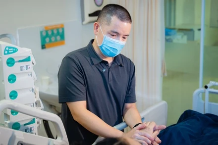 Anh Nguyễn Thế Hạnh - chồng bệnh nhân Hoàng Thị Thu Hiền.