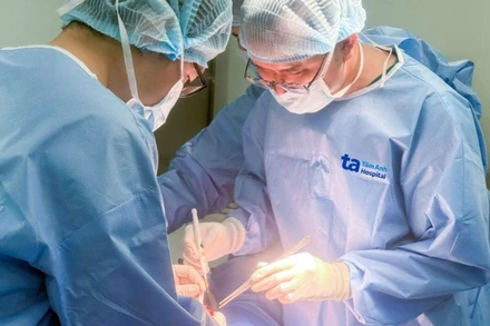 Phẫu thuật cấp cứu người bệnh. 