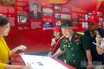 Trung úy Ngô Sỹ Nguyên, pháo thủ xe tăng 390 trải nghiệm tại triển lãm "95 năm Cờ Đảng soi đường".