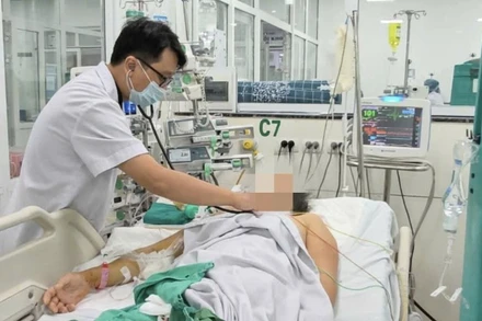 Bác sĩ thăm khám cho người bệnh mắc sốt xuất huyết. 