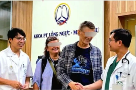 Bệnh nhân cảm ơn các thầy thuốc Bệnh viện Bạch Mai đã cứu sống mình. 