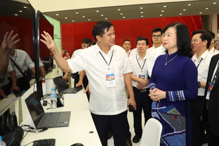 Bộ trưởng Y tế Đào Hồng Lan được Phó Giáo sư, Tiến sĩ Đào Xuân Cơ, Giám đốc Bệnh viện Bạch Mai giới thiệu về các ứng dụng mới của bệnh viện.