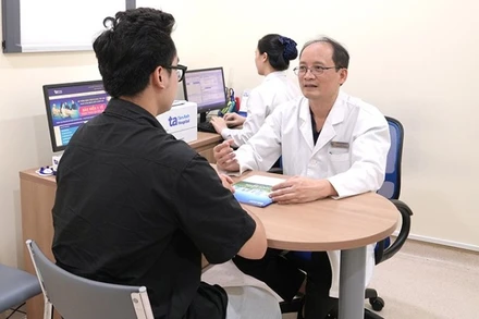 Tiến sĩ, bác sĩ Vũ Trường Khanh khám cho người bệnh.