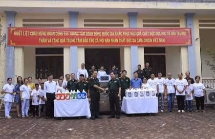 Tổng giám đốc Trung tâm hành động quốc gia khắc phục hậu quả chất độc hóa học và môi trường tặng quà cho các nạn nhân tại Trung tâm bảo trợ xã hội nạn nhân chất độc da cam.