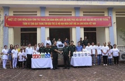 Tổng giám đốc Trung tâm hành động quốc gia khắc phục hậu quả chất độc hóa học và môi trường tặng quà cho các nạn nhân tại Trung tâm bảo trợ xã hội nạn nhân chất độc da cam.