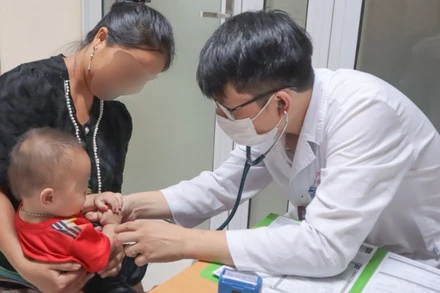 Các bác sĩ khám sàng lọc cho bệnh nhi. 