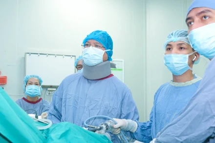 Các bác sĩ tiến hành phẫu thuật cho người bệnh. 