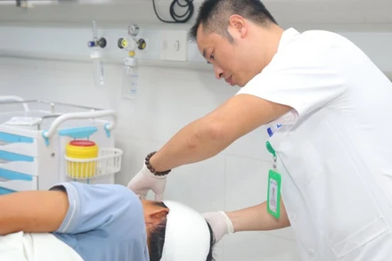 Bệnh nhân Đ.Q.T được chăm sóc và sơ cứu chấn thương tại Bệnh viện Hữu nghị Việt Đức.