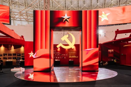 Triển lãm "95 năm Cờ Đảng soi đường" đưa lịch sử đến gần hơn với công chúng qua hành trình số hóa sống động.