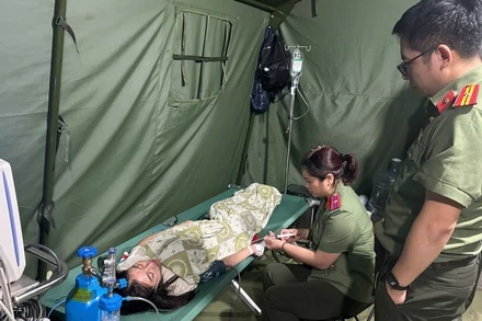 Cấp cứu người dân bị ngất khi đi xem diễu binh, diễu hành. 