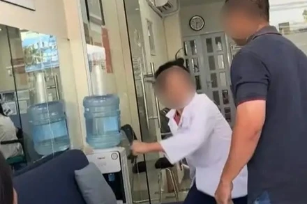 Hình ảnh trong video người bệnh tố nha sĩ hành hung khách hàng. (Ảnh: Chụp từ video người dân cung cấp)