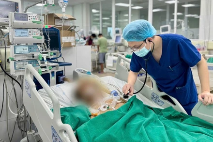 Bác sĩ thăm khám cho người bệnh. 