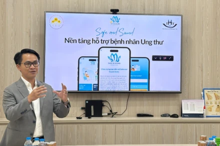 Thạc sĩ, bác sĩ Nguyễn Văn Công, Viện trưởng Viện Ứng dụng Công nghệ Y tế (IMT) giới thiệu về nền tảng hỗ trợ bệnh nhân ung thư. 