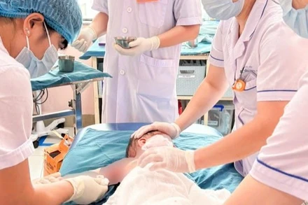 Sơ cứu cho trẻ bị bỏng. 