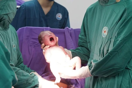 Sản phụ sinh con an toàn sau khi được đưa cấp cứu từ đảo về bờ. 