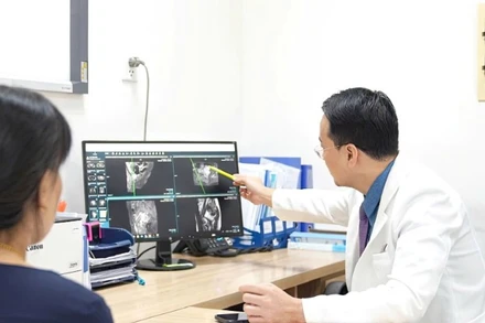 Bác sĩ tư vấn cho người bệnh.