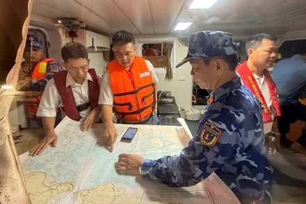 Các lực lượng cứu nạn hàng hải Việt Nam đang nỗ lực tìm kiếm các nạn nhân. 